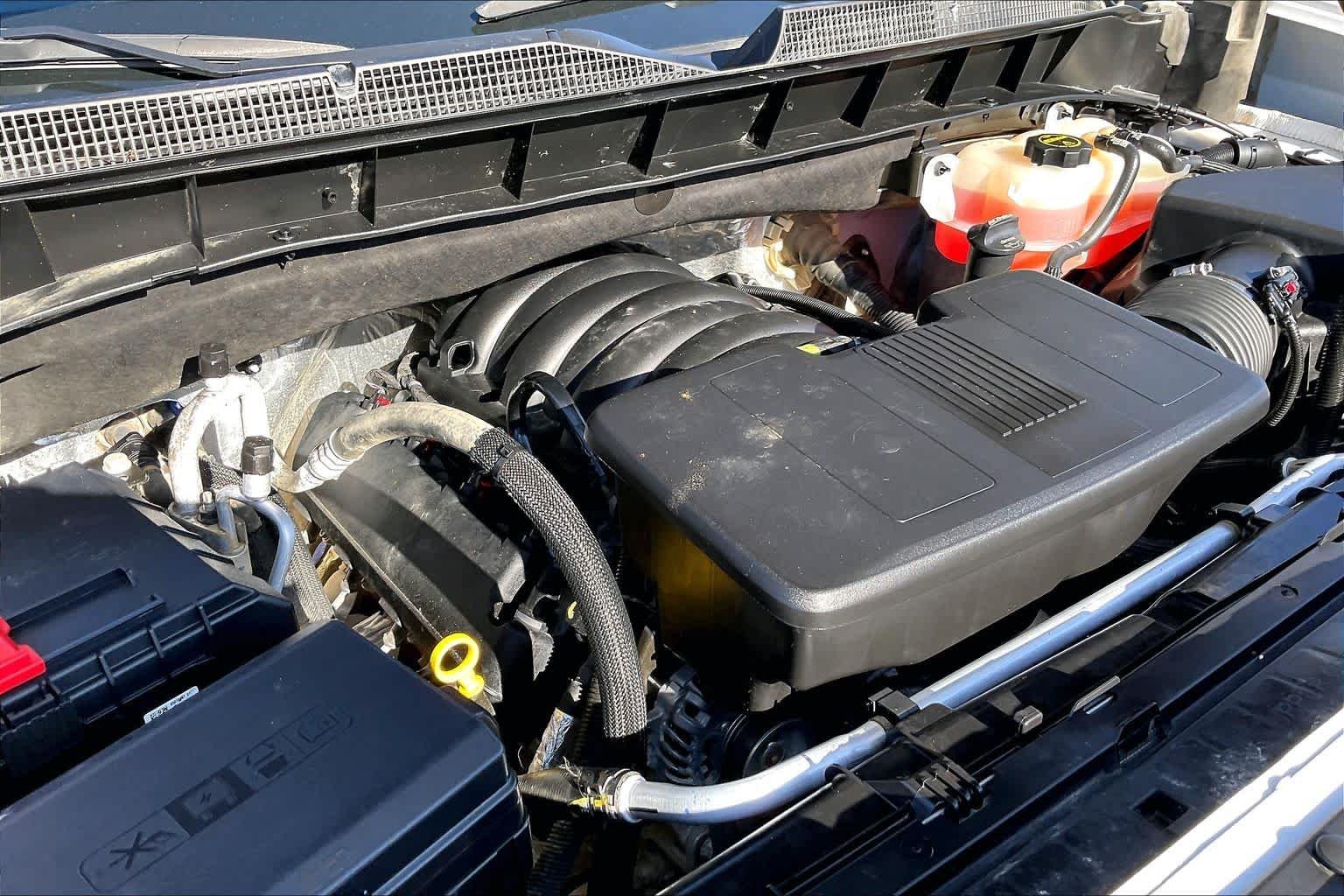 Used 2025 Summit White Chevrolet LT image 32