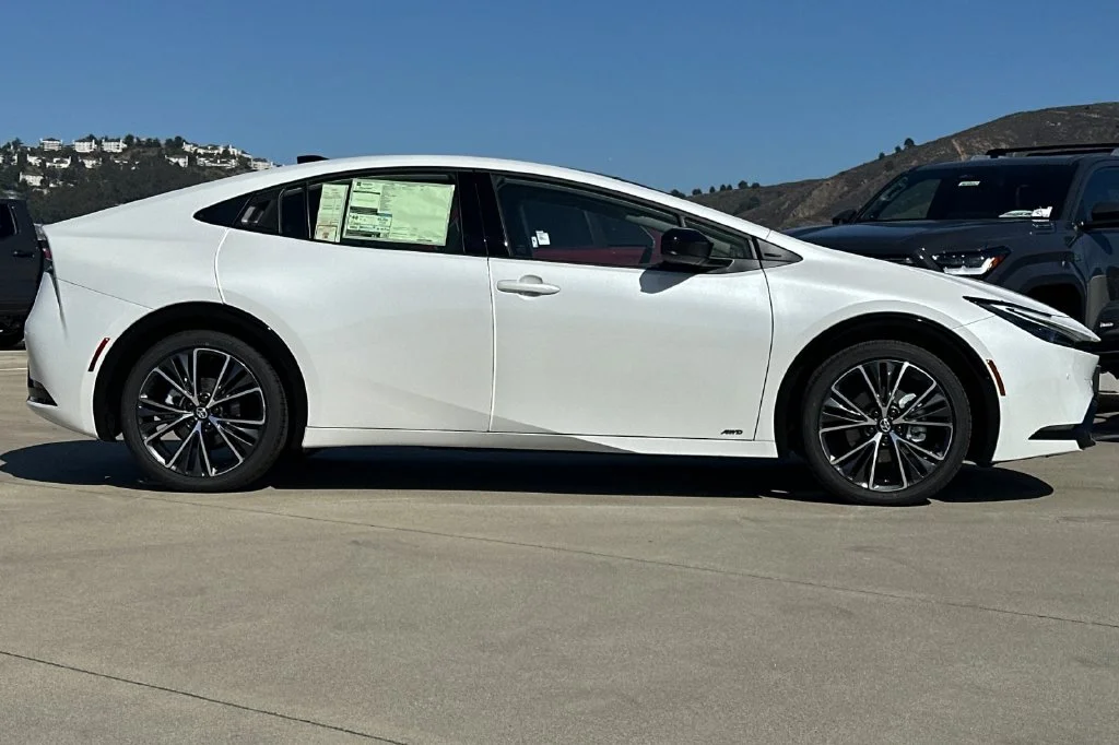 New 2027 Wind Chill Pearl <sup>1</sup> Toyota  Limited AWD image 3