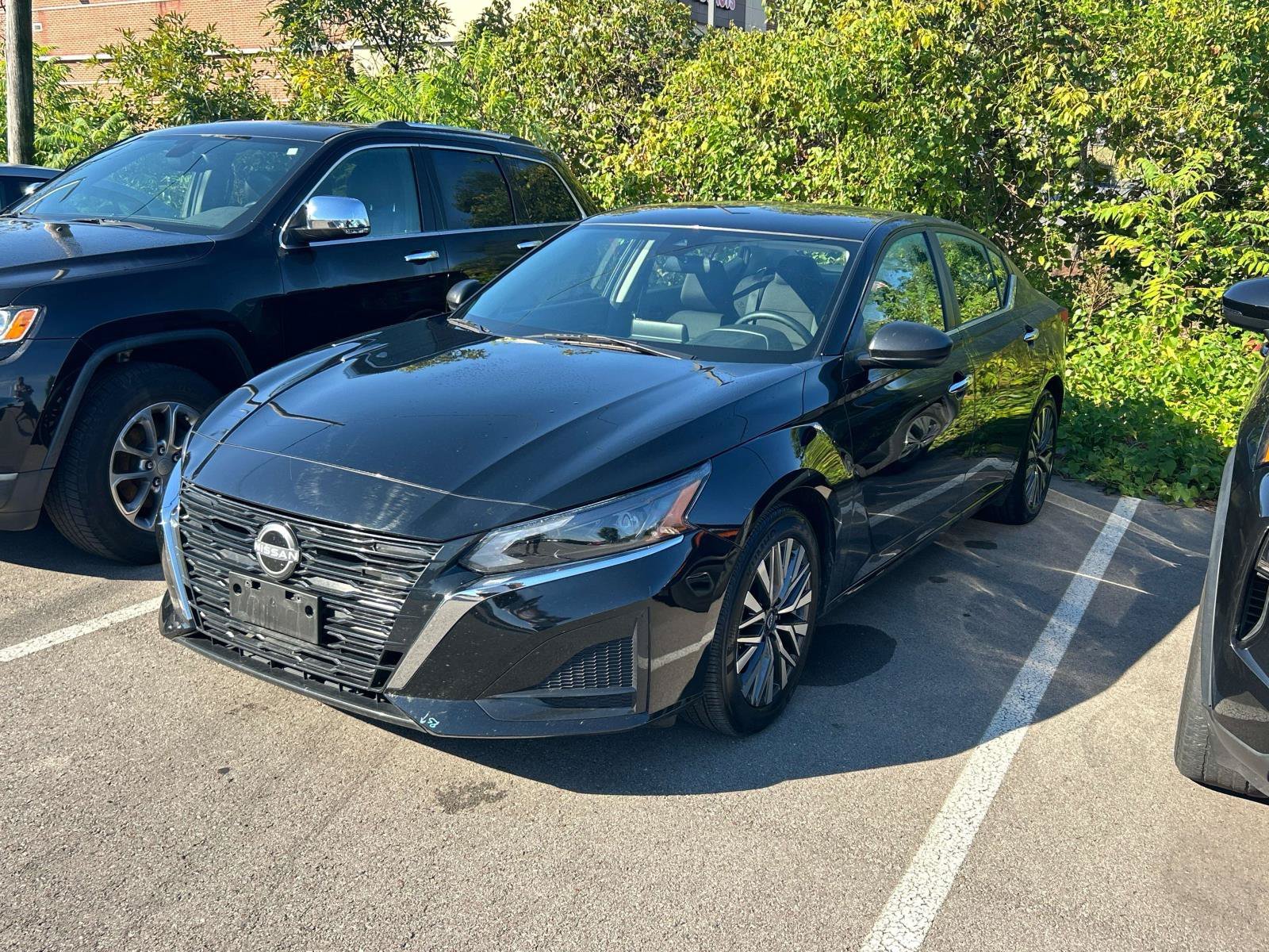 Used 2025 Super Black Nissan SV image 3