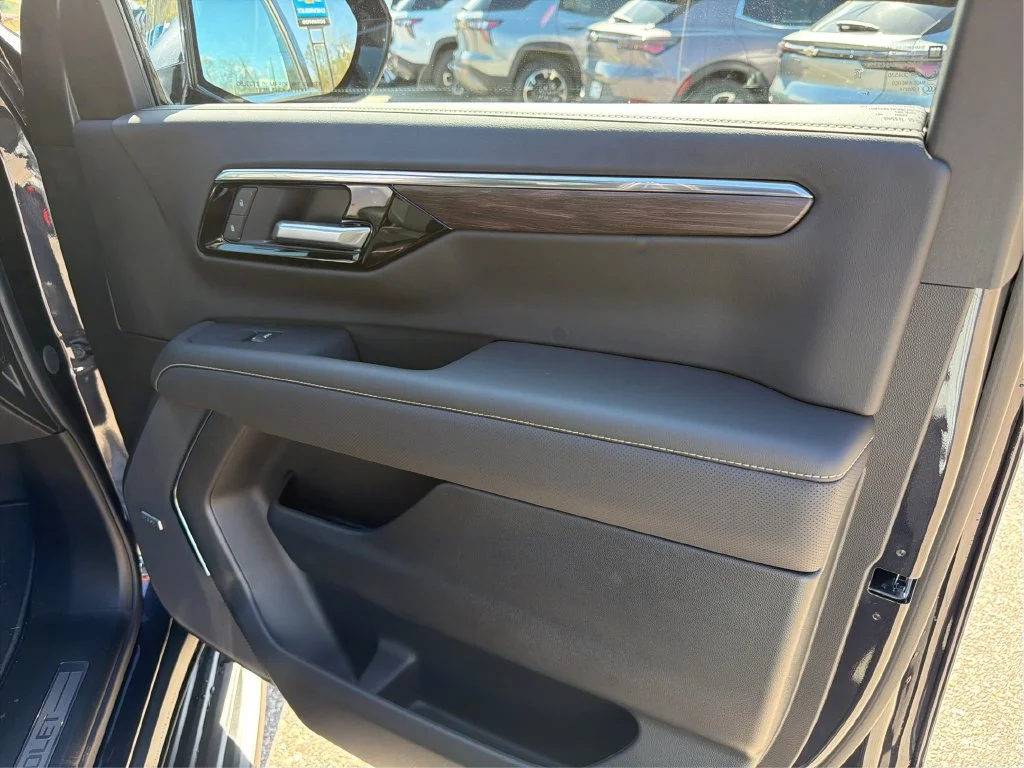 2026 Chevrolet Suburban Premier - Photo 23
