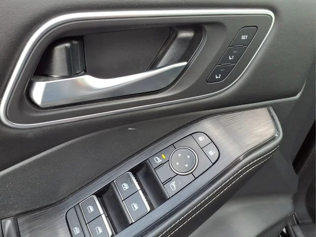 Used 2021 Black Nissan SL image 11