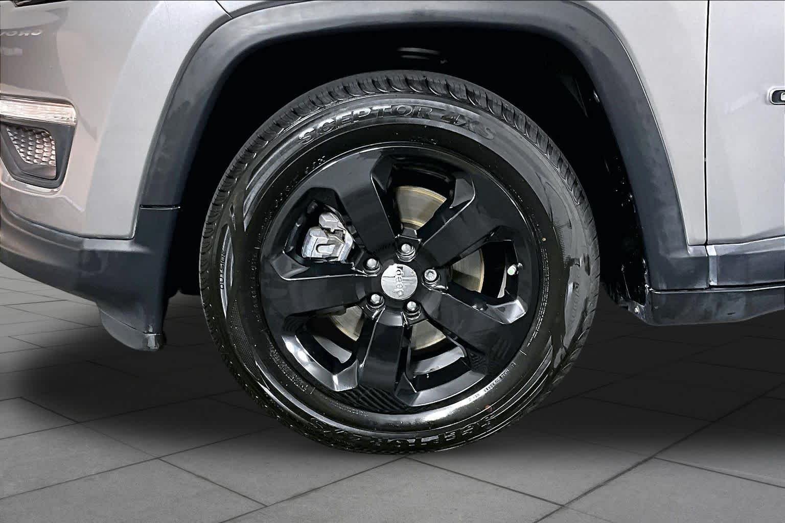 Used 2021 Billet Silver Metallic Clearcoat Jeep Latitude image 10