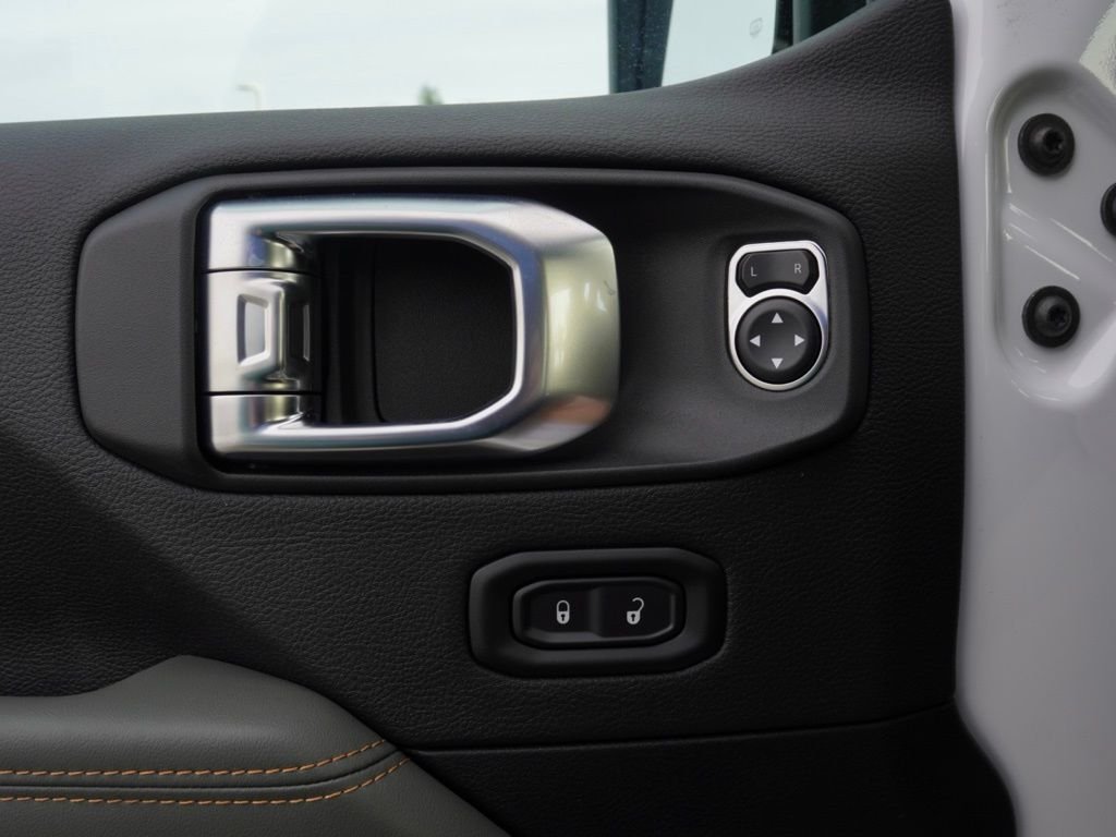 New 2026 Bright White Clear-Coat Exterior Paint Jeep Mojave image 10