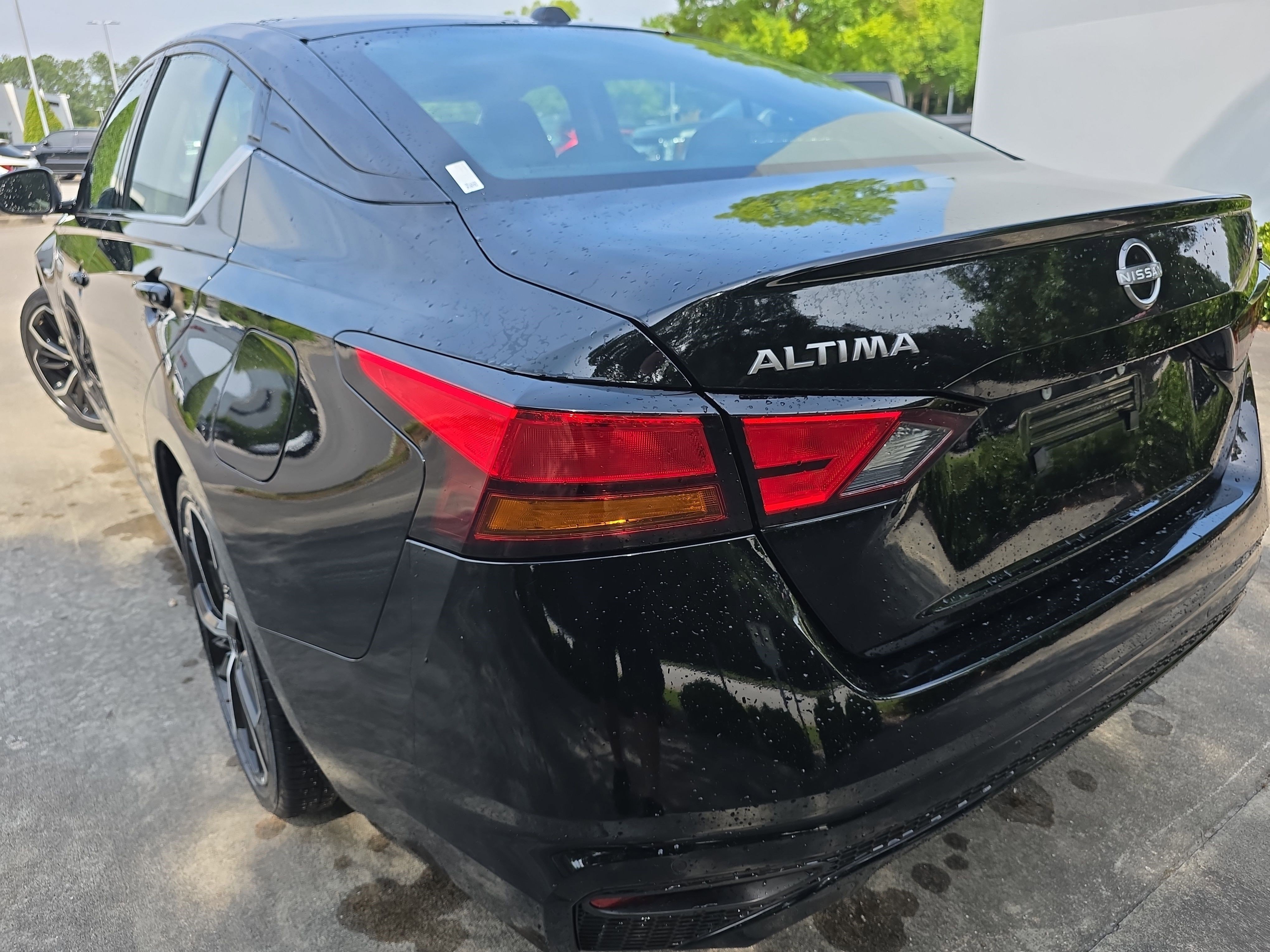 Used 2025 Super Black Nissan SR image 6