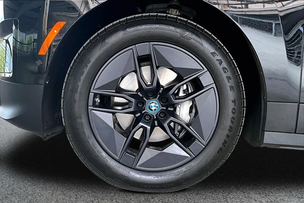 Used 2025 Black BMW xDrive50 image 32