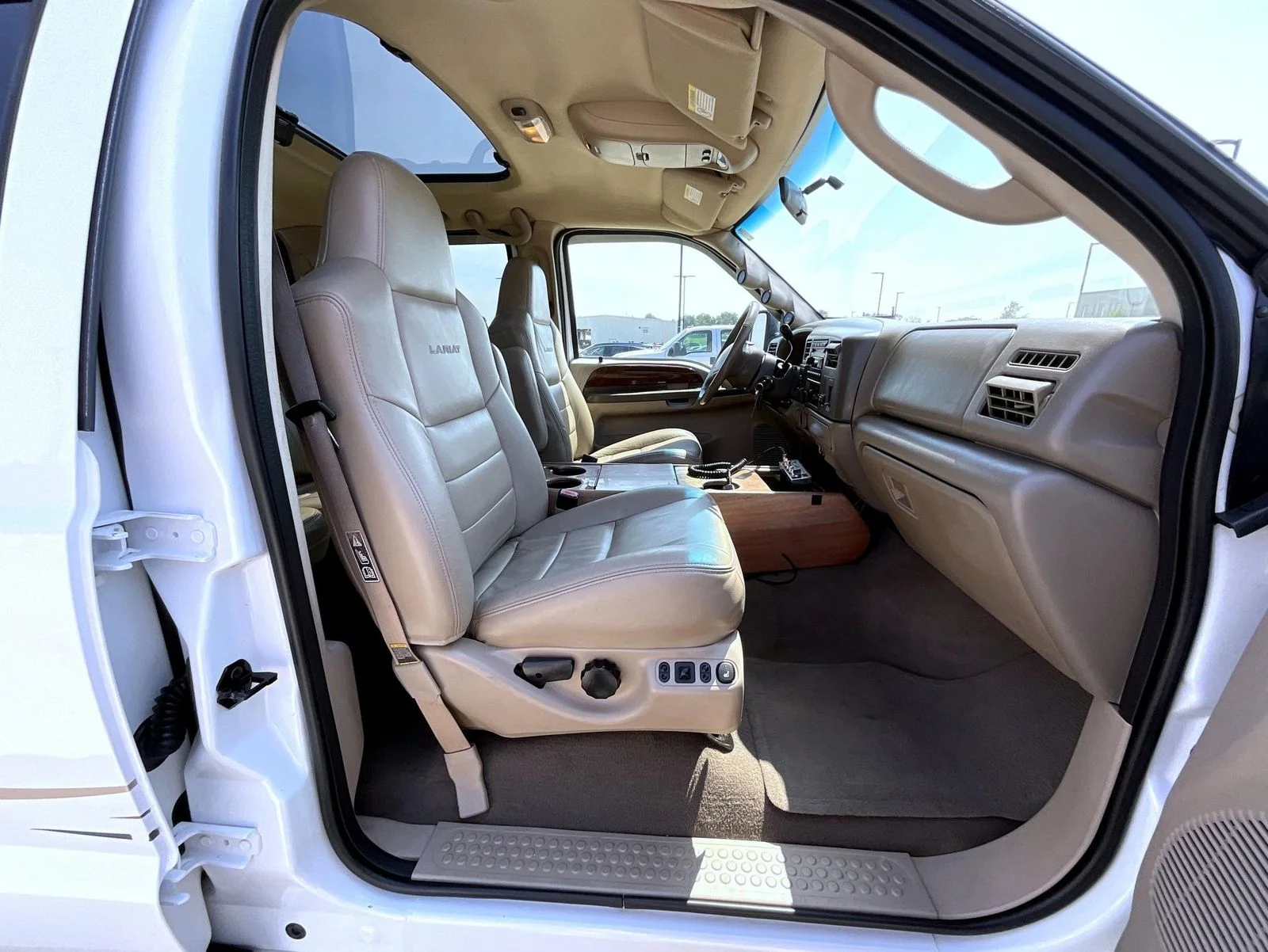 Used 2004 White Ford Lariat image 16
