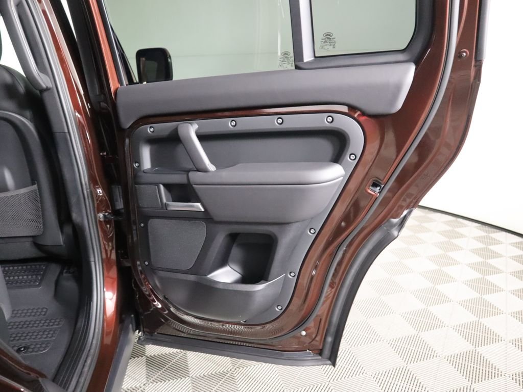 New 2026 Sedona Red Land Rover S image 29
