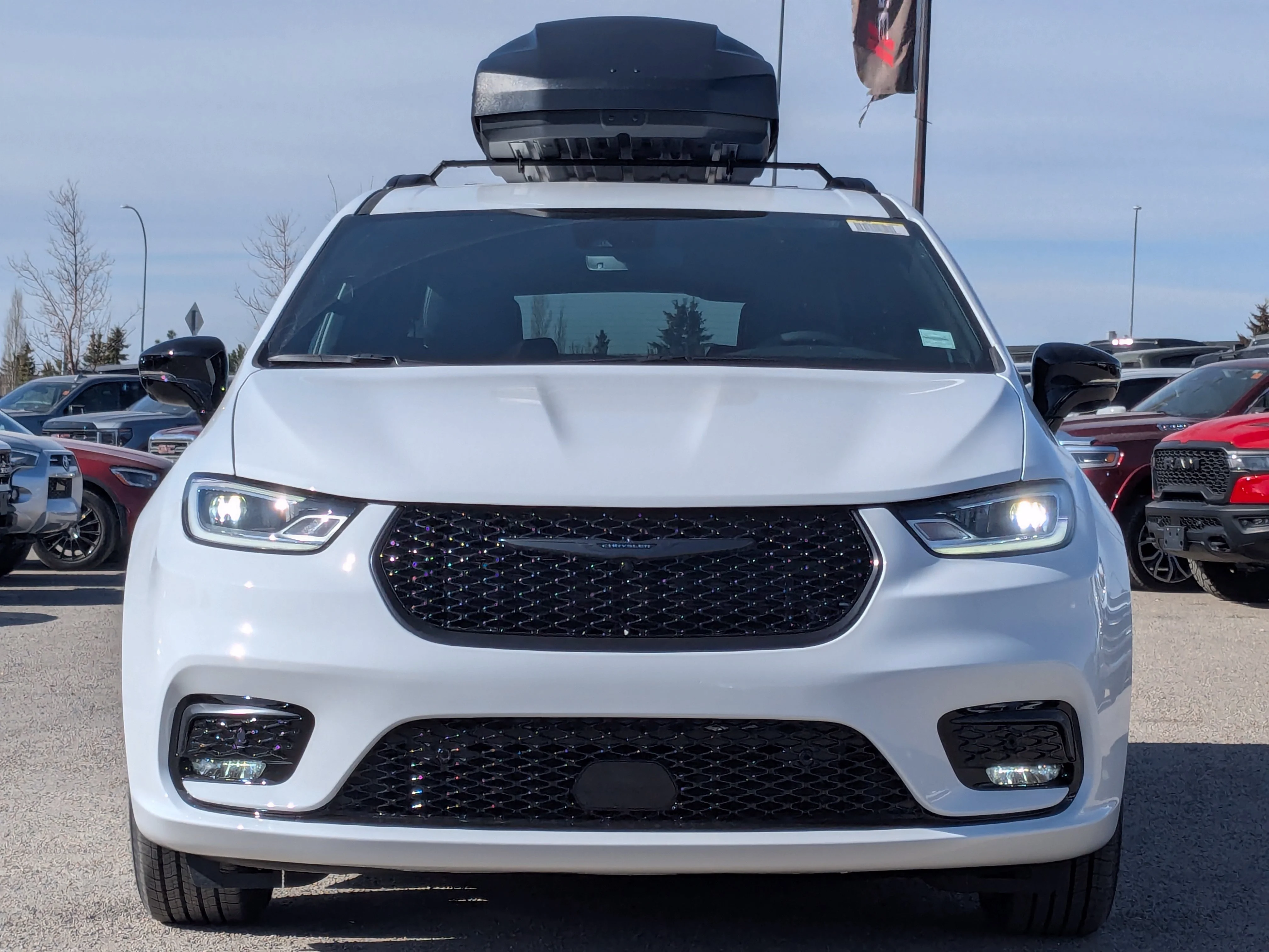 New 2026 White Chrysler Select - - 360 Camera - FAV Edition - Power Liftgate - Remote Start & tons more! image 3