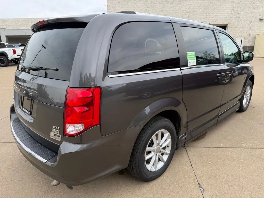 Used 2019 Gray Dodge SXT image 5