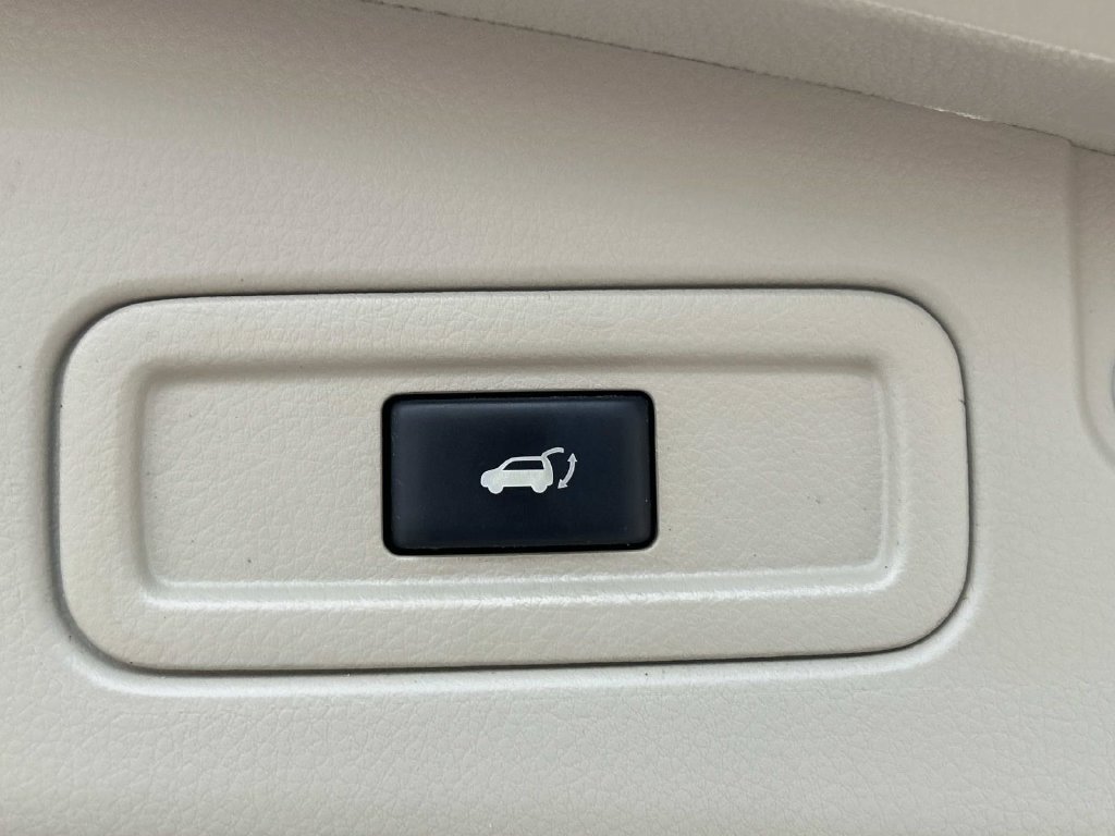 Used 2014 Gray Nissan SL image 12