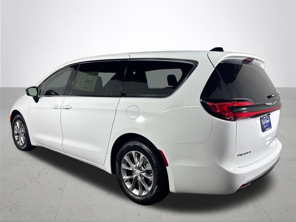 New 2026 Bright White Clear-Coat Exterior Paint Chrysler Limited image 8