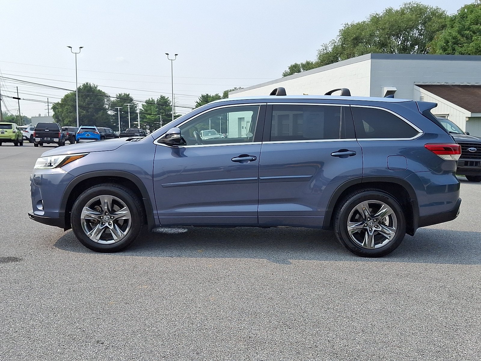 Used 2018 Shoreline Blue Pearl Toyota Limited Platinum image 4