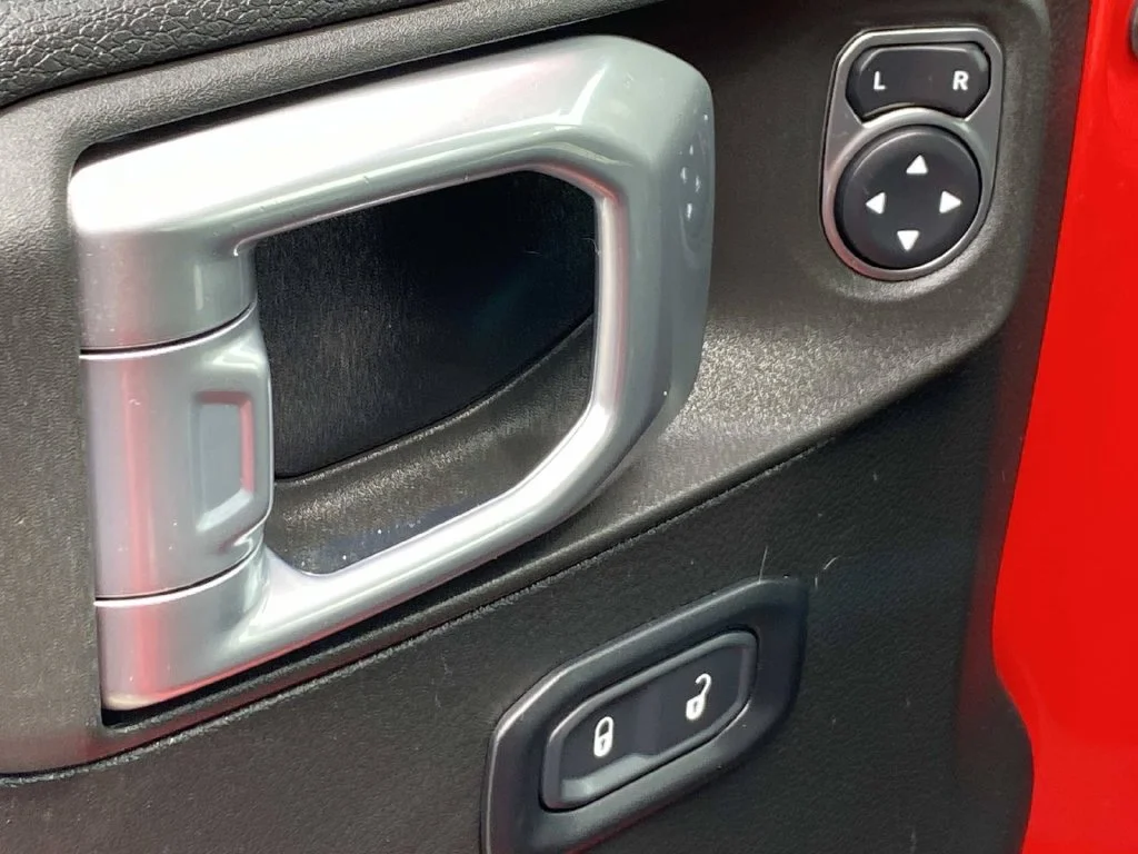 Used 2022 Red Jeep Sport S image 29