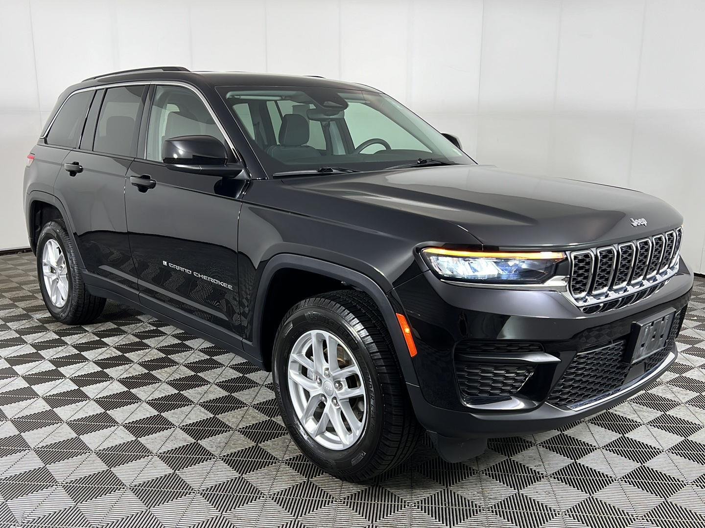 Used 2023 Diamond Black Crystal Pearlcoat Jeep Laredo image 18