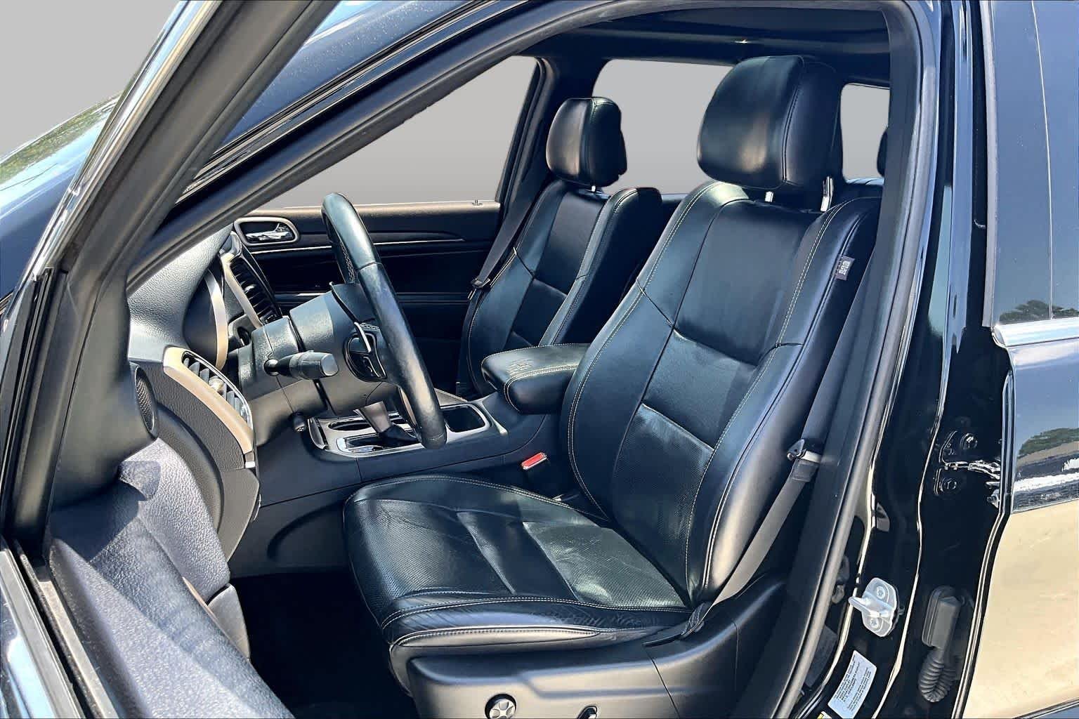 Used 2017 Diamond Black Crystal Pearlcoat Jeep Limited image 8