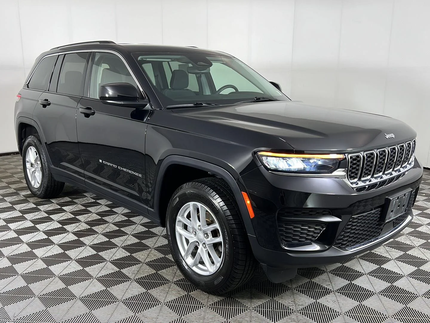 Used 2023 Diamond Black Crystal Pearlcoat Jeep Laredo image 18