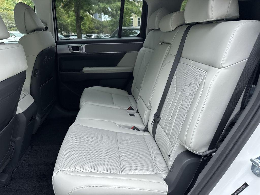 New 2026 White Hyundai SEL FWD image 24