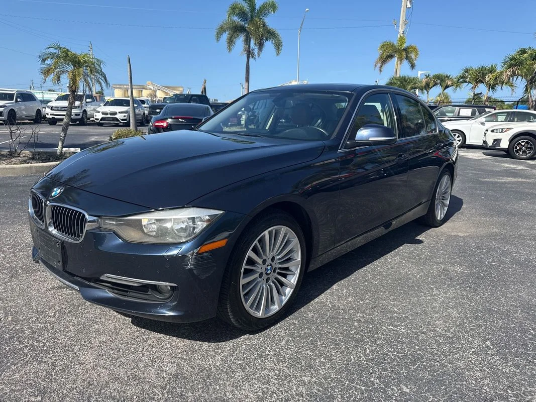 Used 2013  BMW xDrive image 1