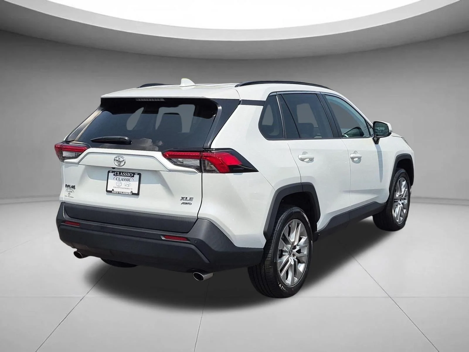 Used 2023 Wind Chill Pearl Toyota XLE Premium image 5