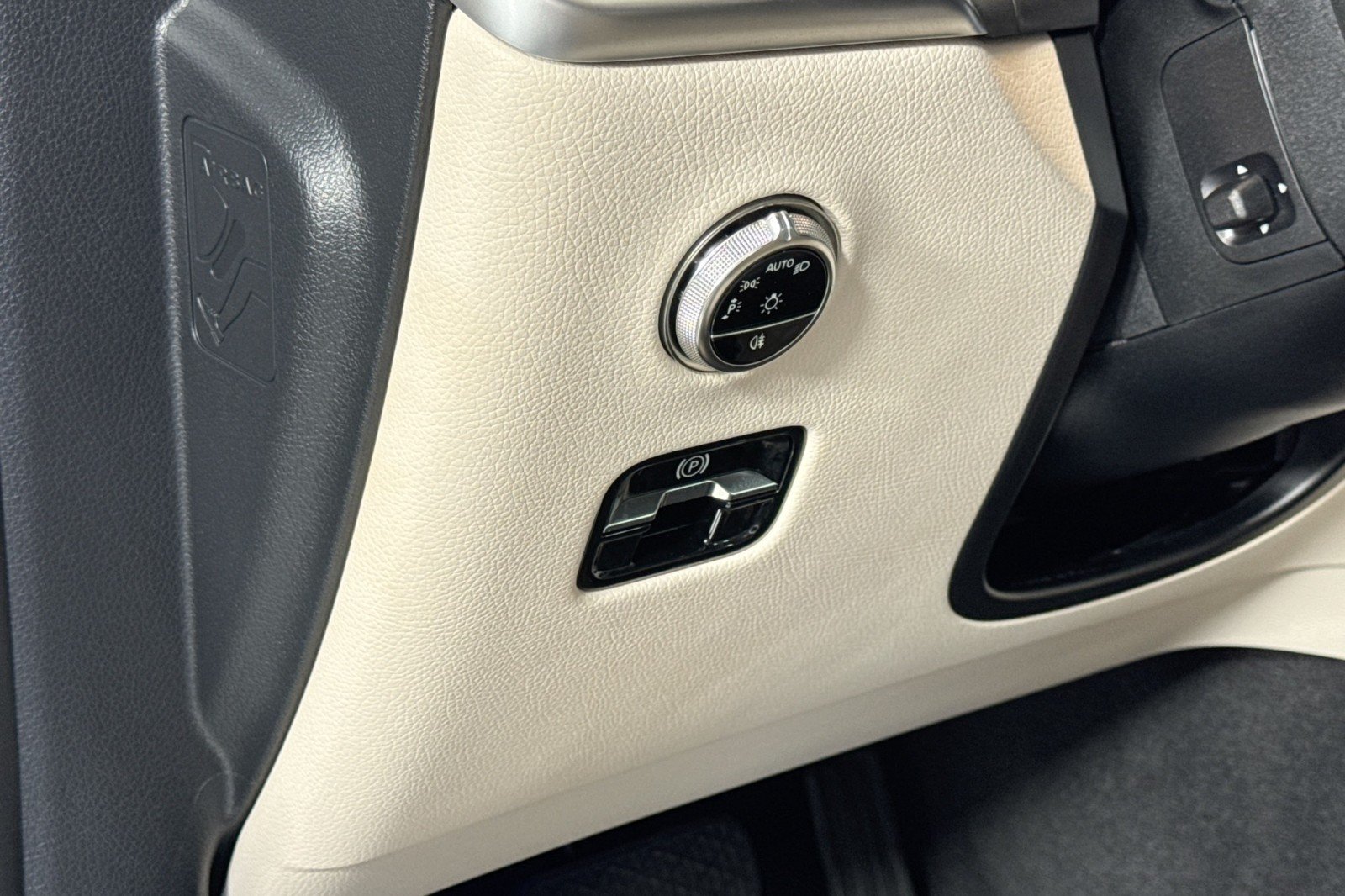 Used 2025 Polar White Mercedes-Benz GLC 300 SUV image 10