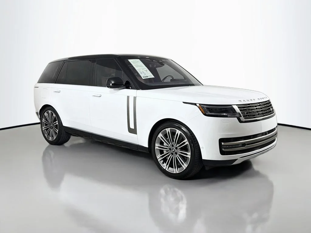 Used 2023 White Land Rover SE image 3