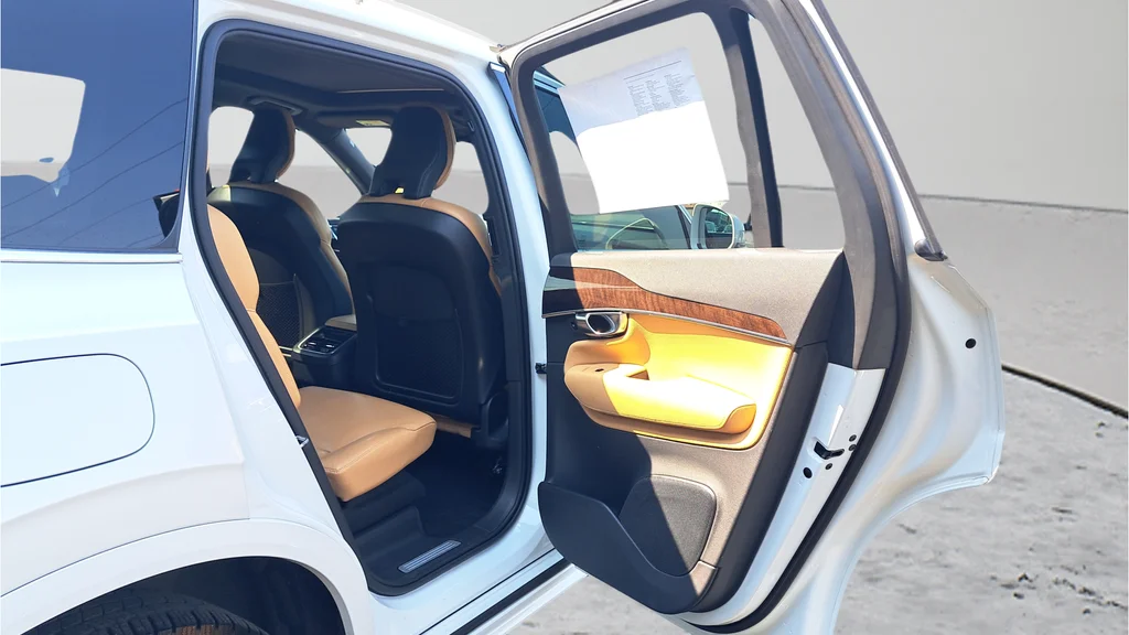 Used 2019 White Volvo T6 Momentum image 13