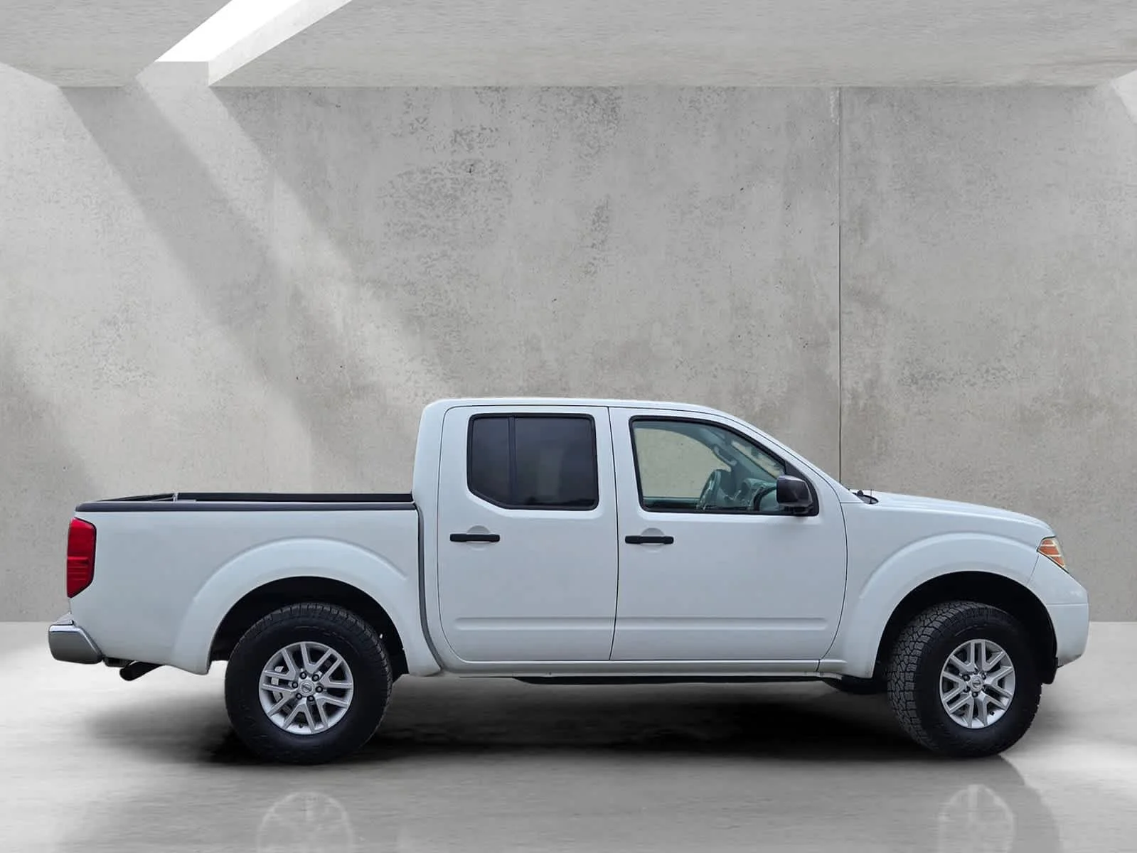 Used 2016  Nissan SV image 3