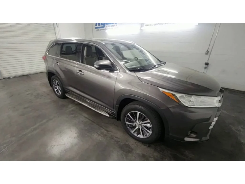 Used 2017 Toyota Highlander XLE with VIN 5TDKZRFH0HS194683 for sale in Monroe, LA
