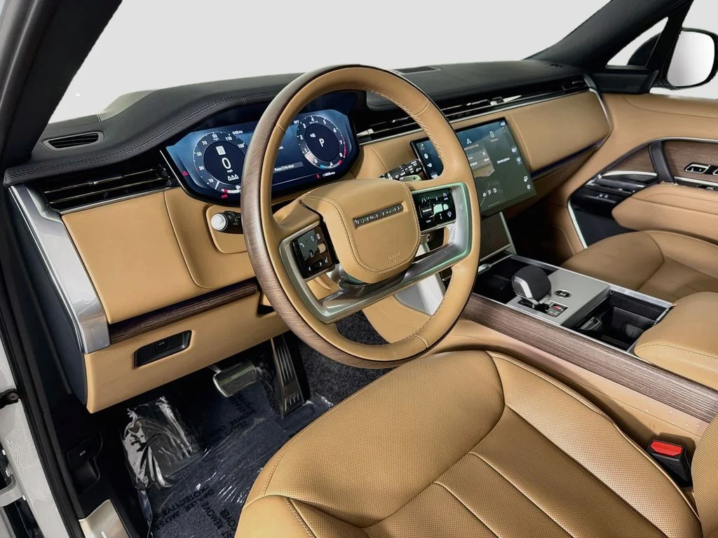 Used 2025 White Land Rover SE image 9