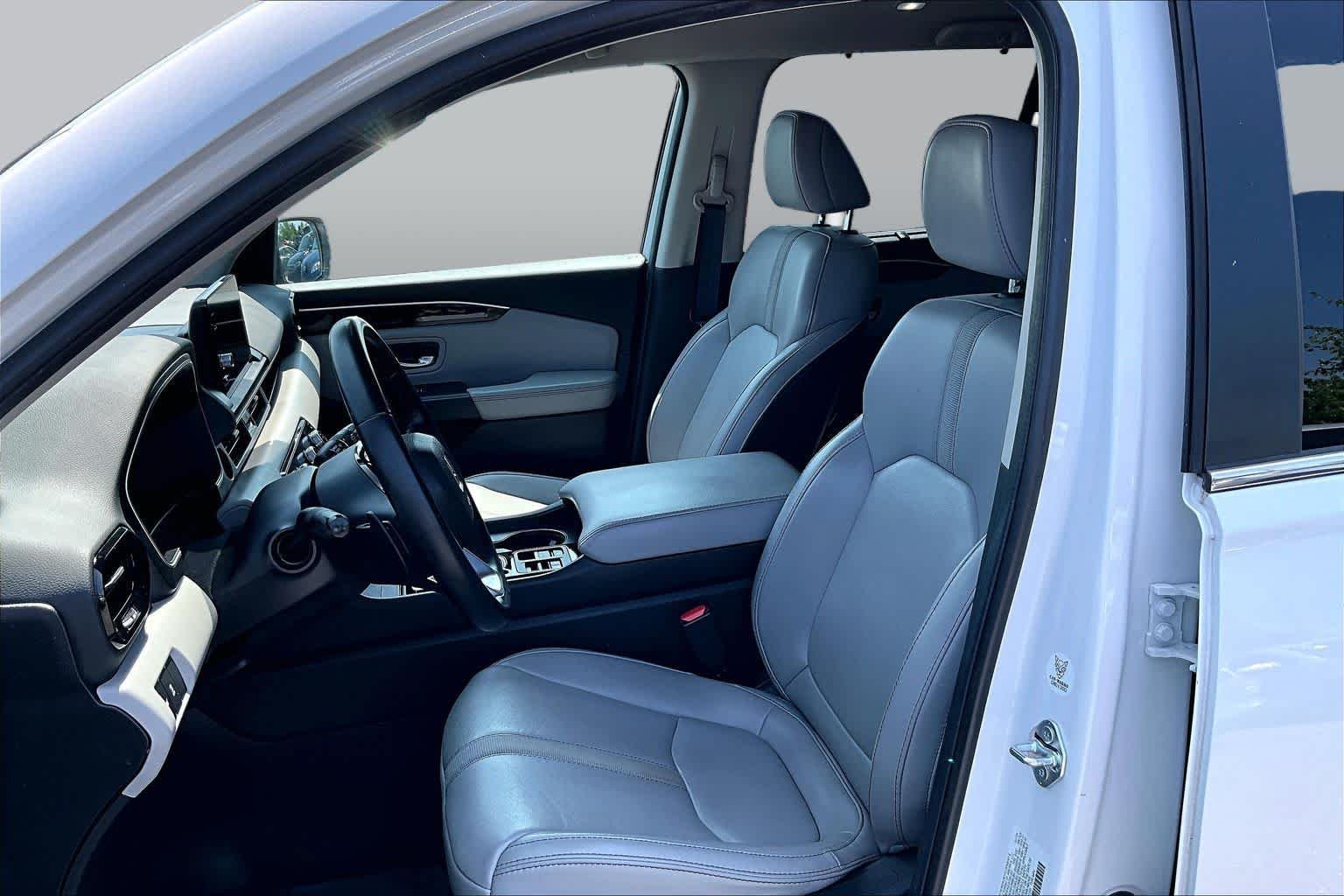 Used 2024 Platinum White Pearl Honda EX-L 8 Passenger image 8
