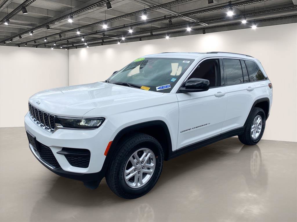 Used 2023 Bright White Clearcoat Jeep Laredo image 3