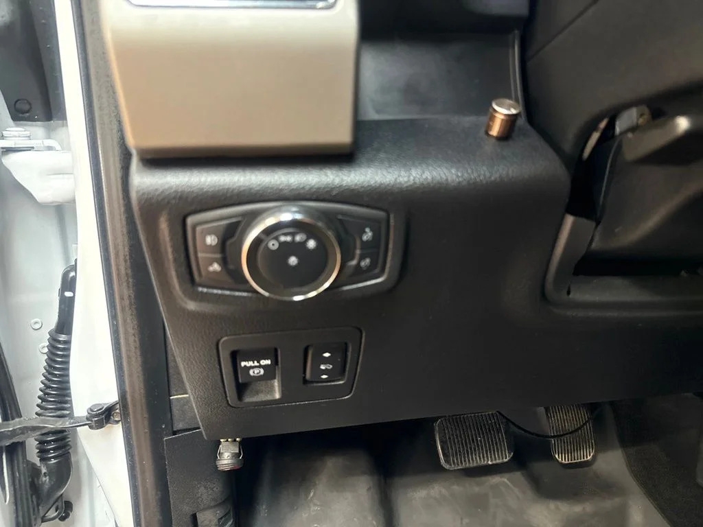 Used 2020 Oxford White Ford Lariat image 21