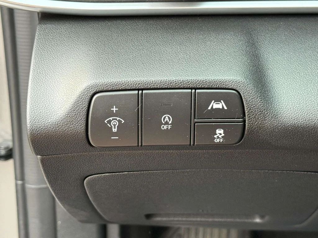Used 2023  Hyundai SE image 30