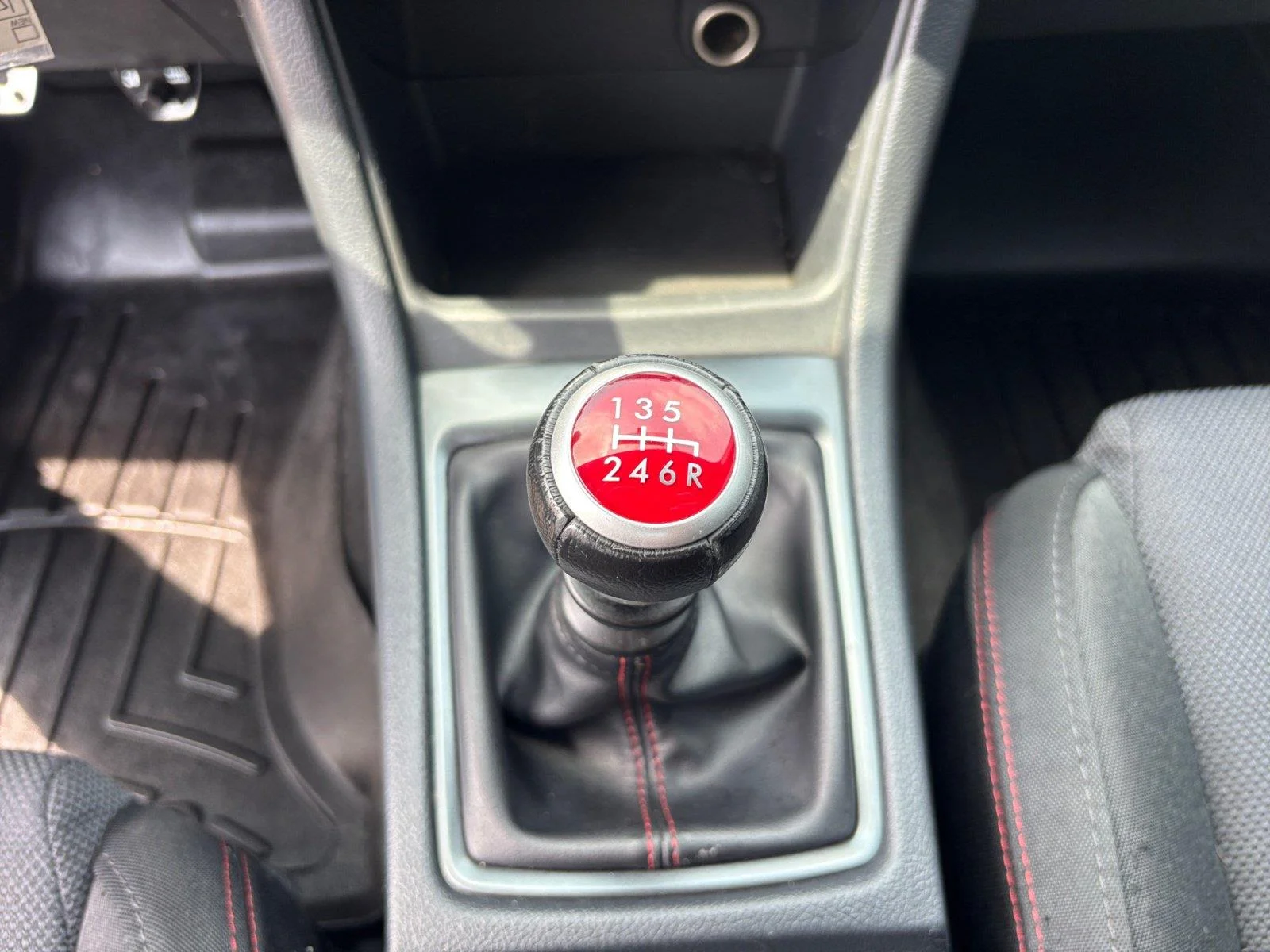 Used 2018 Crystal Black Silica Subaru Base image 30