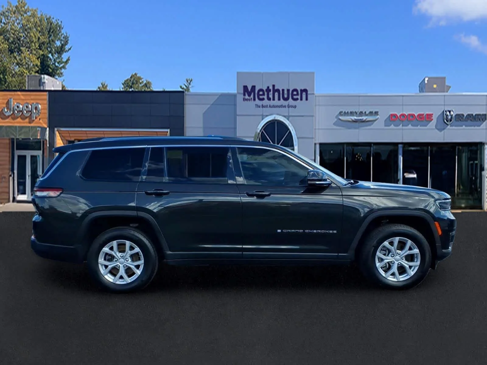 Used 2023 Rocky Mountain Pearlcoat Jeep Limited image 2