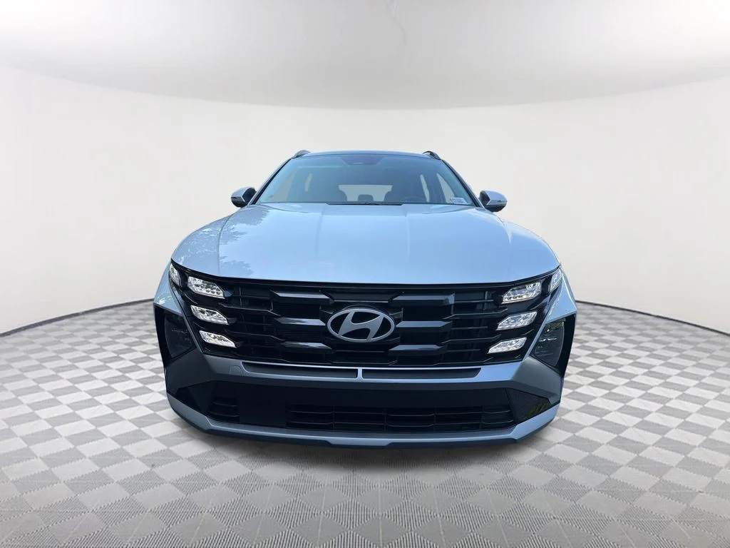 Used 2025 White Hyundai SEL Convenience image 2