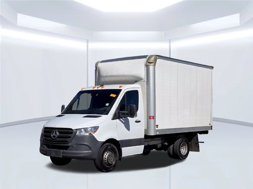 Used 2024  Mercedes-Benz Standard Roof image 2