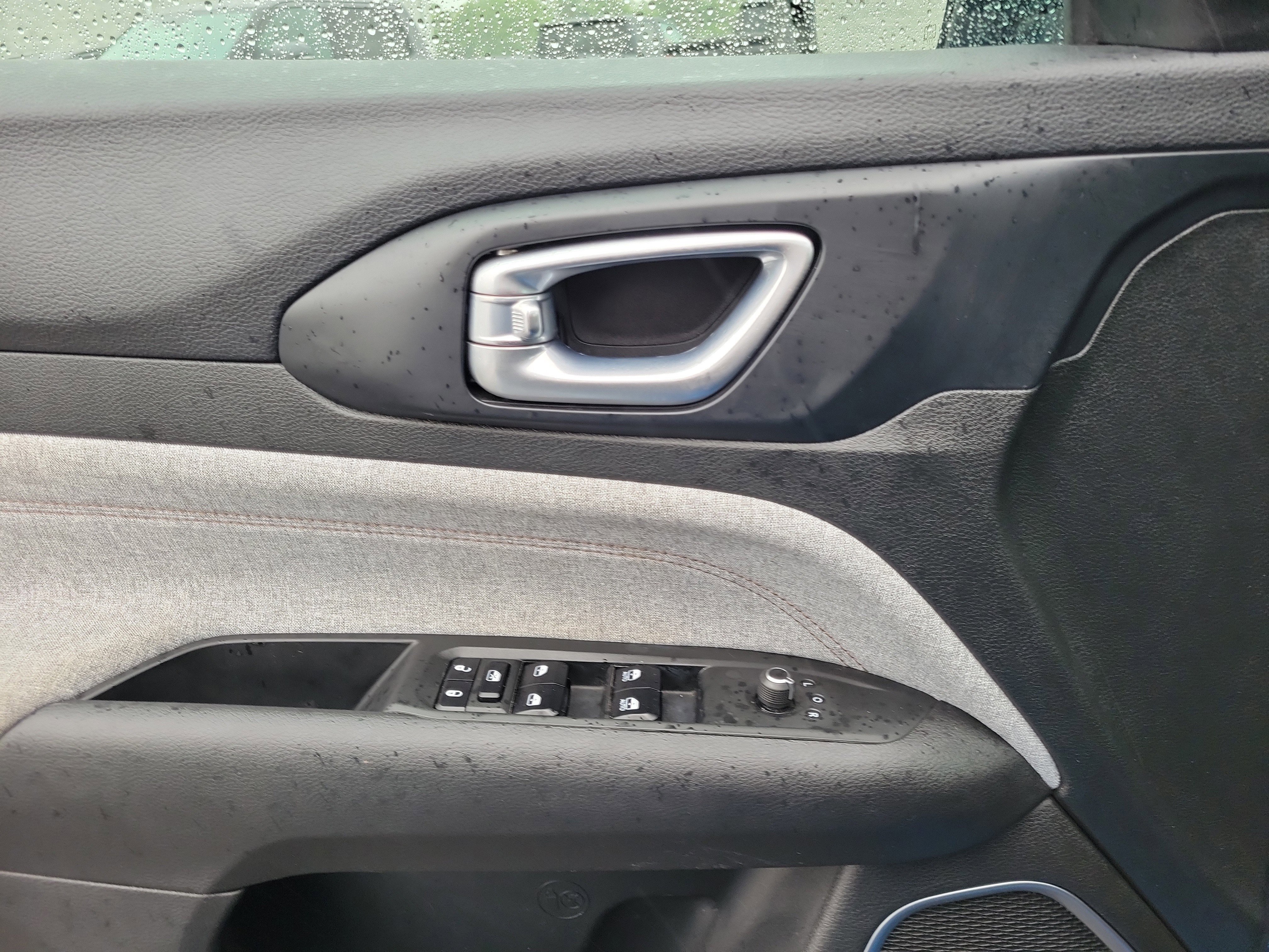 Used 2022 Laser Blue Pearlcoat Jeep Latitude Lux image 17