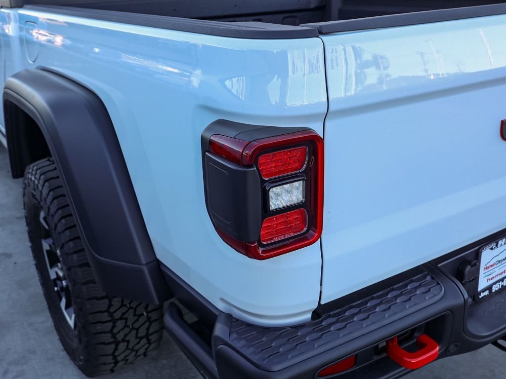 New 2026 Bright White Clear-Coat Exterior Paint Jeep Rubicon image 6