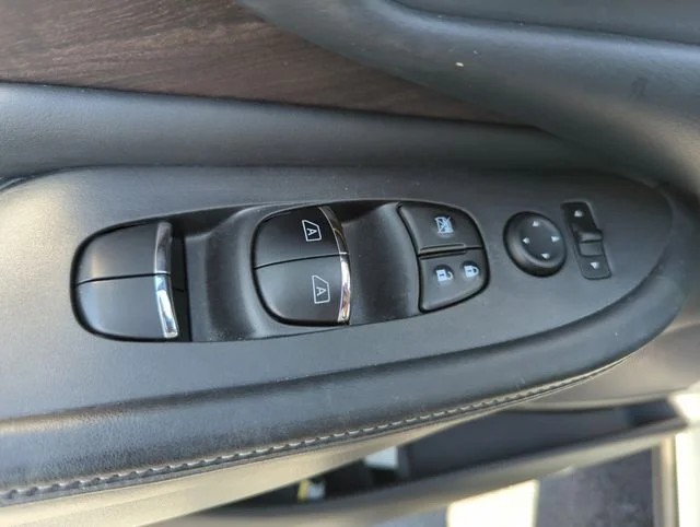 Used 2019 White Nissan Platinum image 33