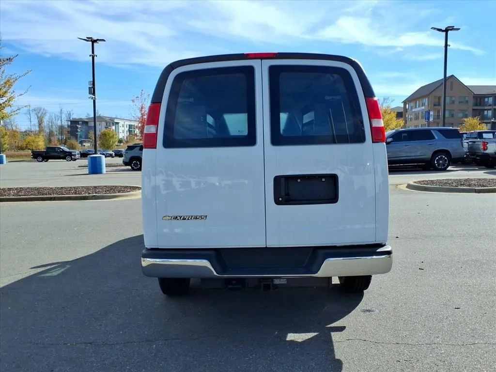 New 2026 Summit White Chevrolet WT image 33