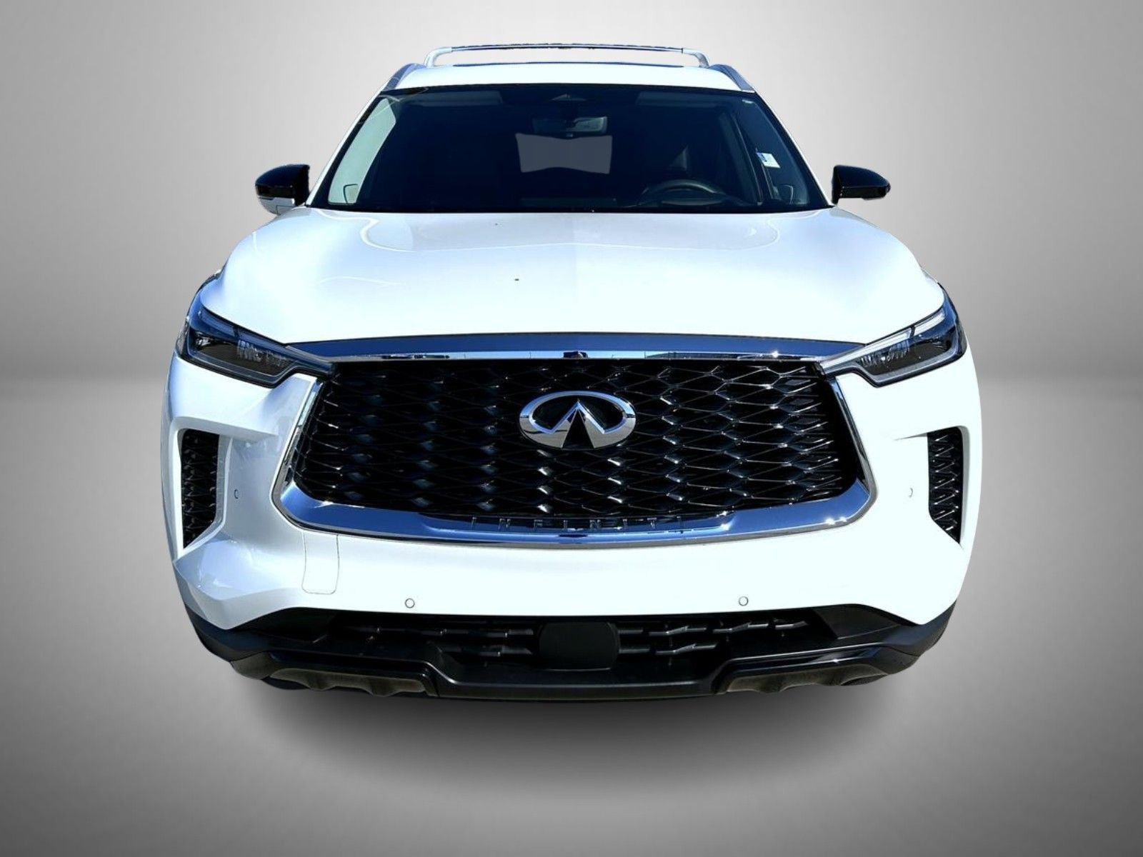Used 2025 White INFINITI LUXE image 2