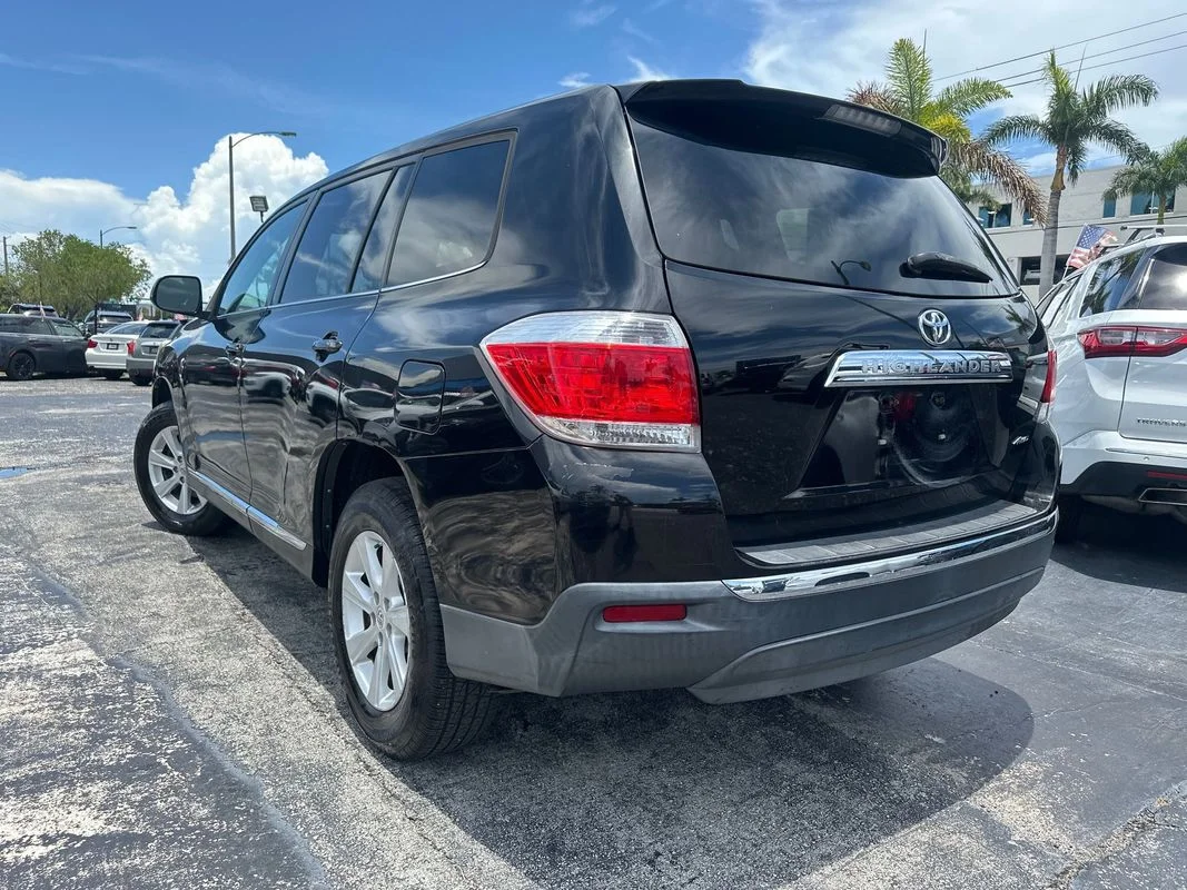 Used 2011  Toyota Base V6 image 4