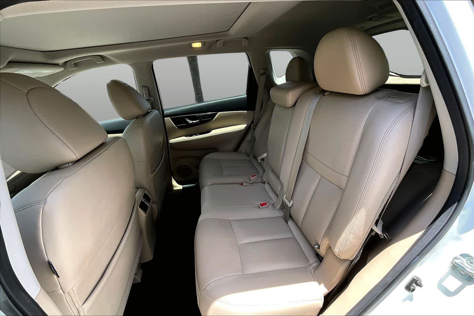 Used 2020 Pearl White Tricoat Nissan SL image 21
