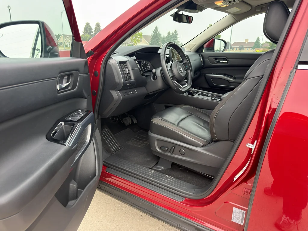 Used 2023 Scarlet Ember Tintcoat Nissan SL image 11