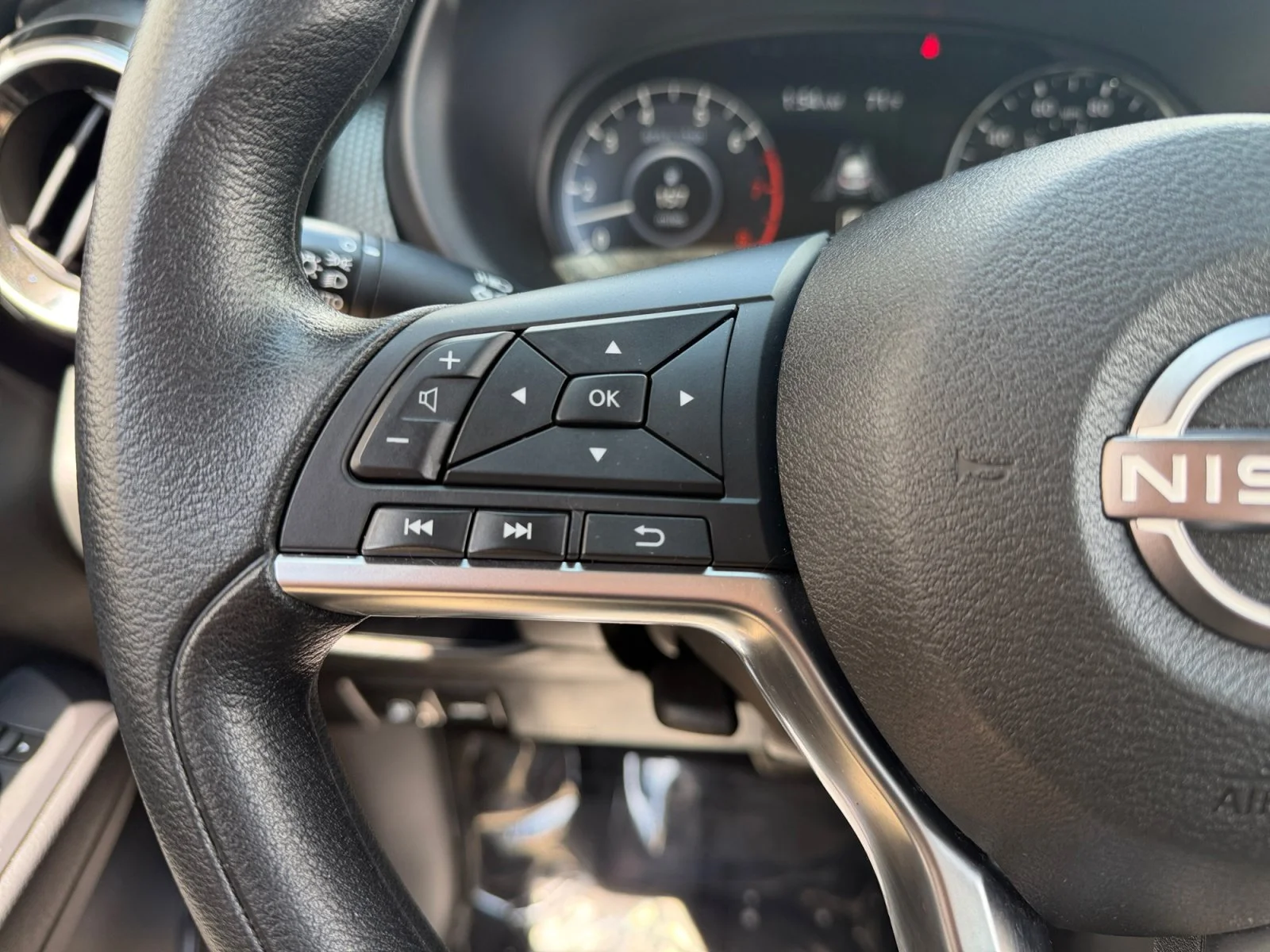 Used 2024 Aspen White Tricoat/Super Black Nissan SV image 11