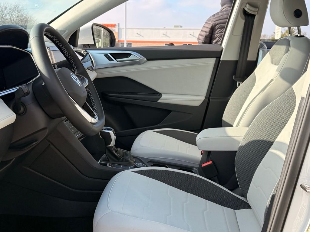 New 2026 Pure White Volkswagen 1.5T SE image 10