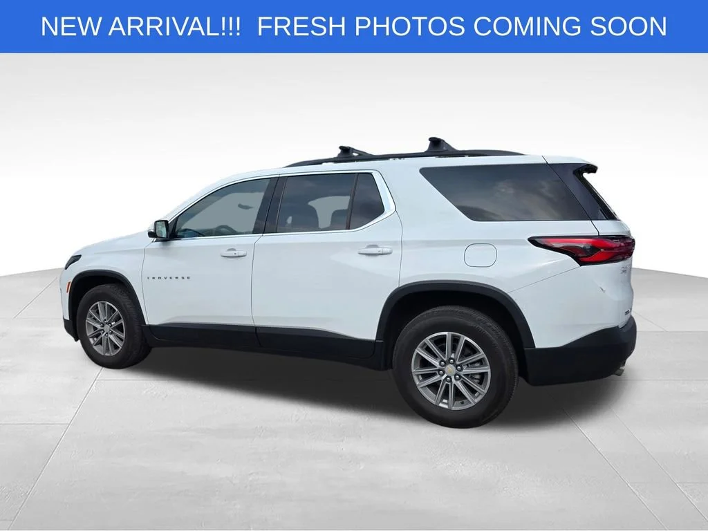 Used 2023 Summit White Chevrolet LT Cloth image 4