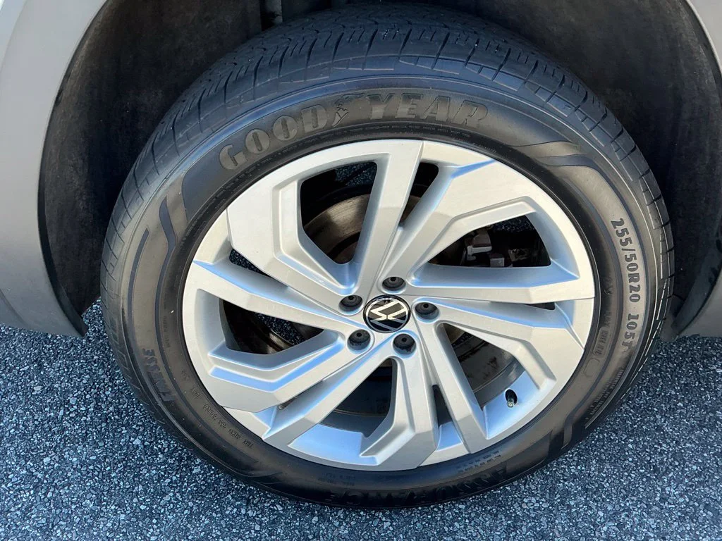 Used 2023  Volkswagen 3.6L V6 SE w/Technology image 17