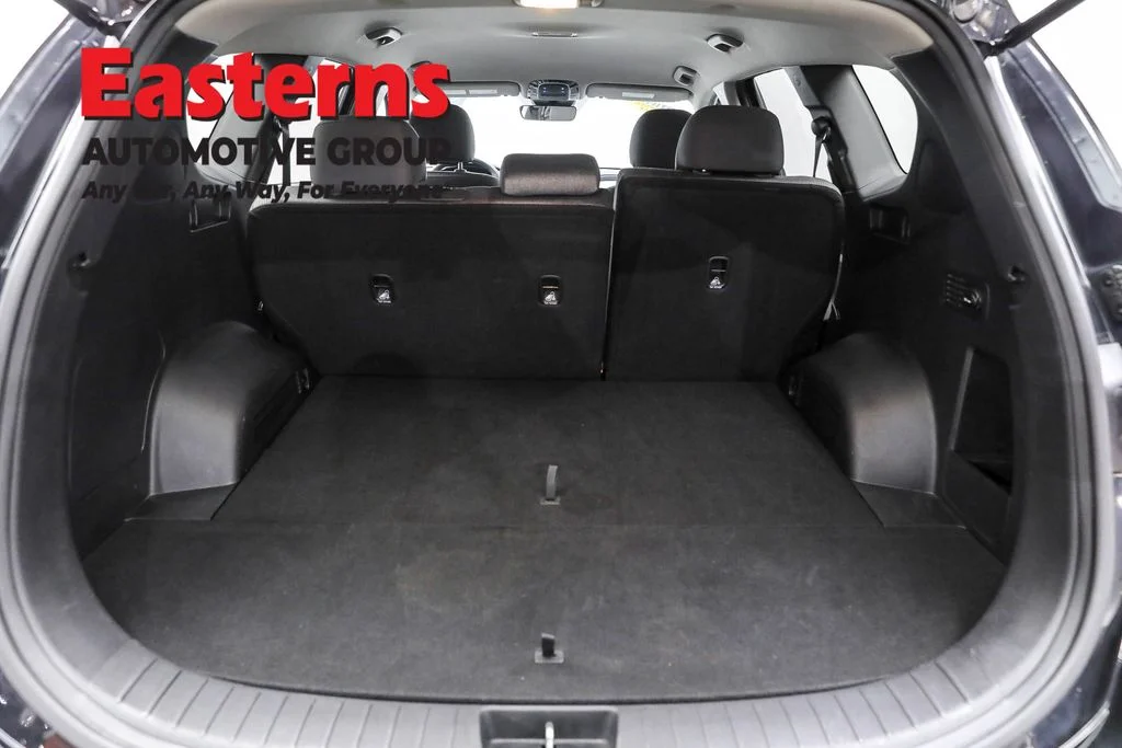 Used 2023 Black Hyundai SE image 9